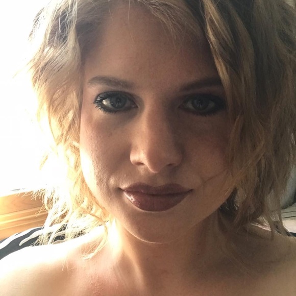 Meet your Posher, Liz - Picture 2 of 8